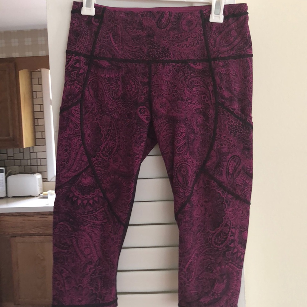 Lulu lemon size 10 pink/black Capri leggings
